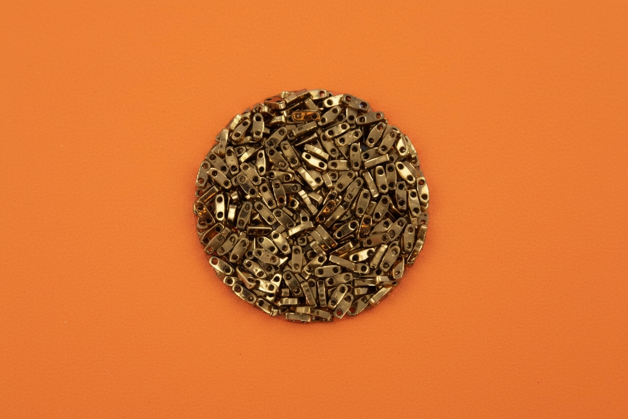 Perles Miyuki Quarter Tila dans une coupelle en céramique avec bracelets tissés et fournitures de création de bijoux dans des tons orange et bronze.
