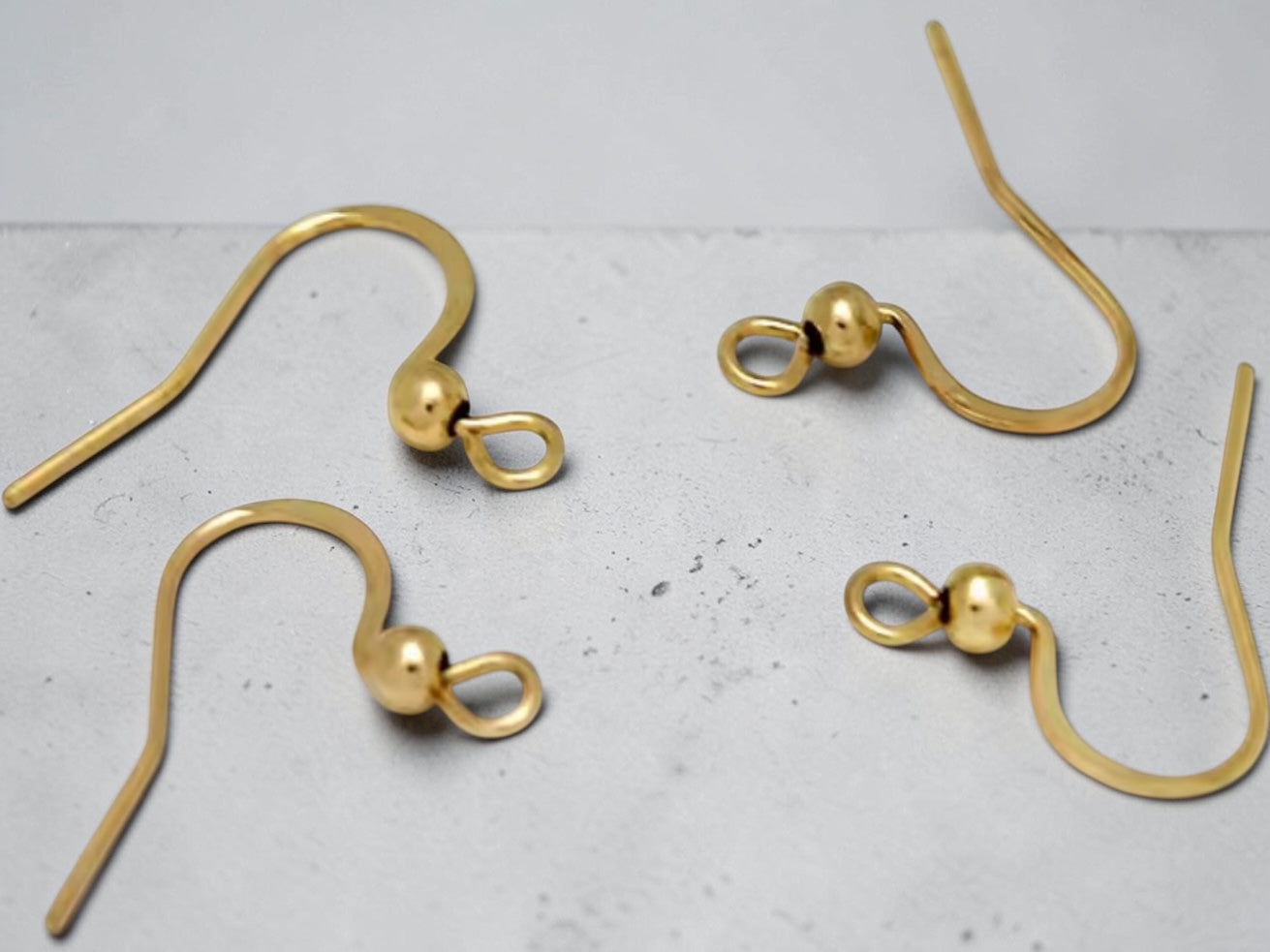 Supports de boucles d'oreilles en acier inoxydable doré résistants à l'eau.